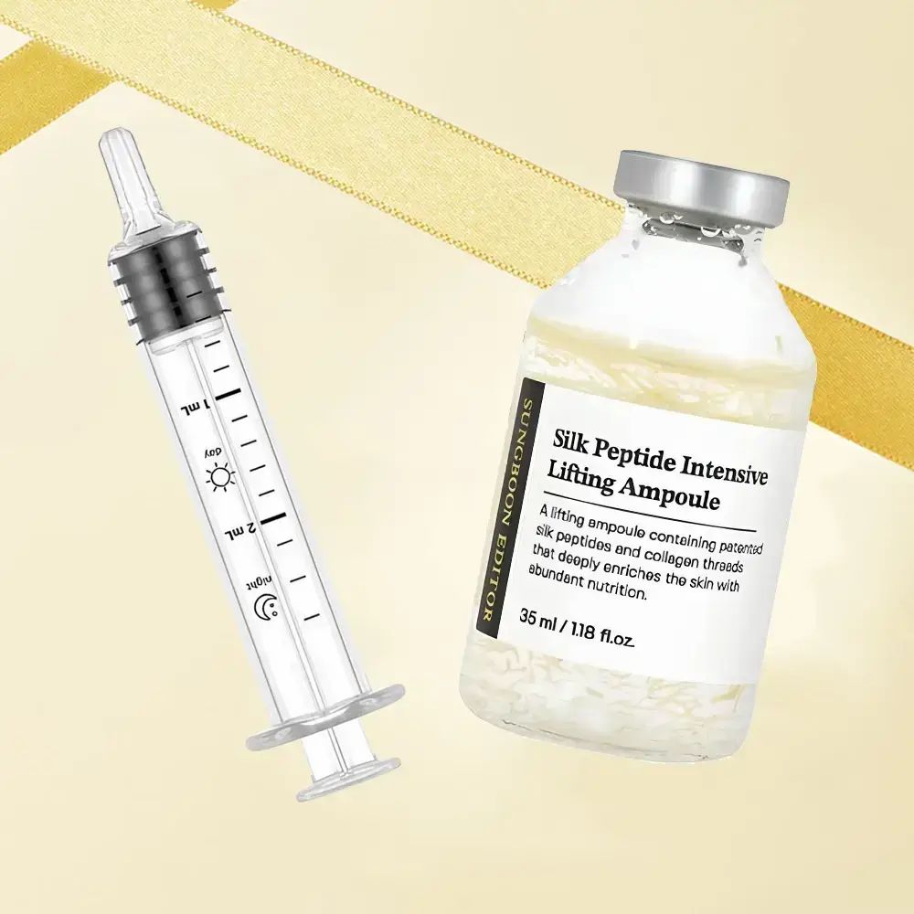 Glasflasche und Spritze. Auf der Flasche steht: Silk Peptide Intensive Lifting Ampoule. Spritze mit ml-Markierungen. Gelber Hintergrund.