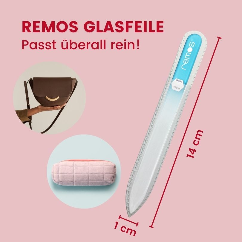 Glasnagelfeile mit blauem Griff. Abmessungen: 14 cm lang, 1 cm breit. Auf rosa Hintergrund.