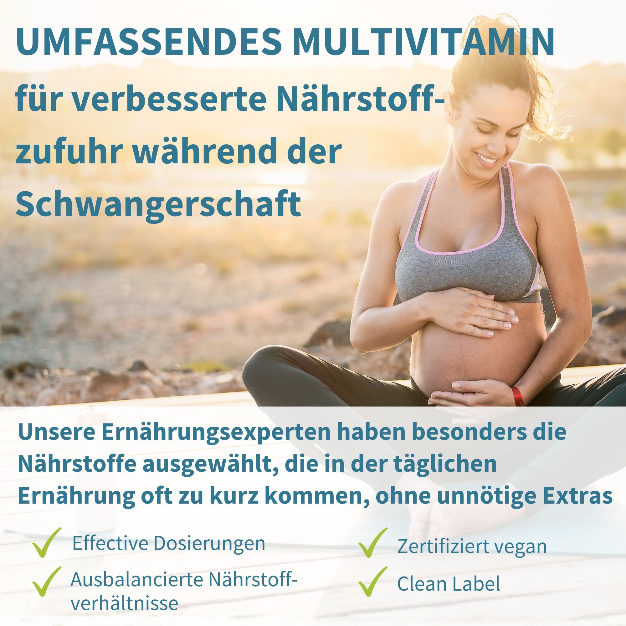 Schwangere Frau sitzt im Schneidersitz im Freien, umgeben von Natur. Sie hält sanft ihren Bauch.