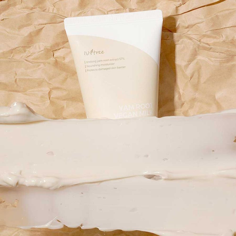 Creme auf Papier. Aufschrift: YAM ROOT VEGAN MILK CREAM. Marke: ISNTREE. Creme-Textur, beige.