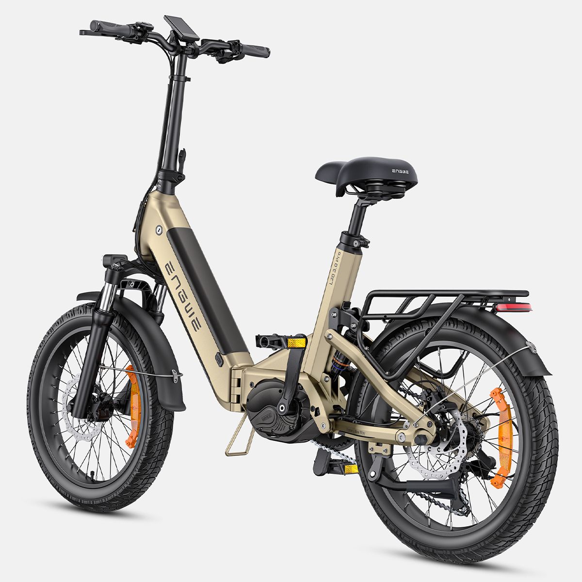 Beige Elektrofahrrad mit schwarzen Reifen und Gepäckträger. Marke ENGWE.