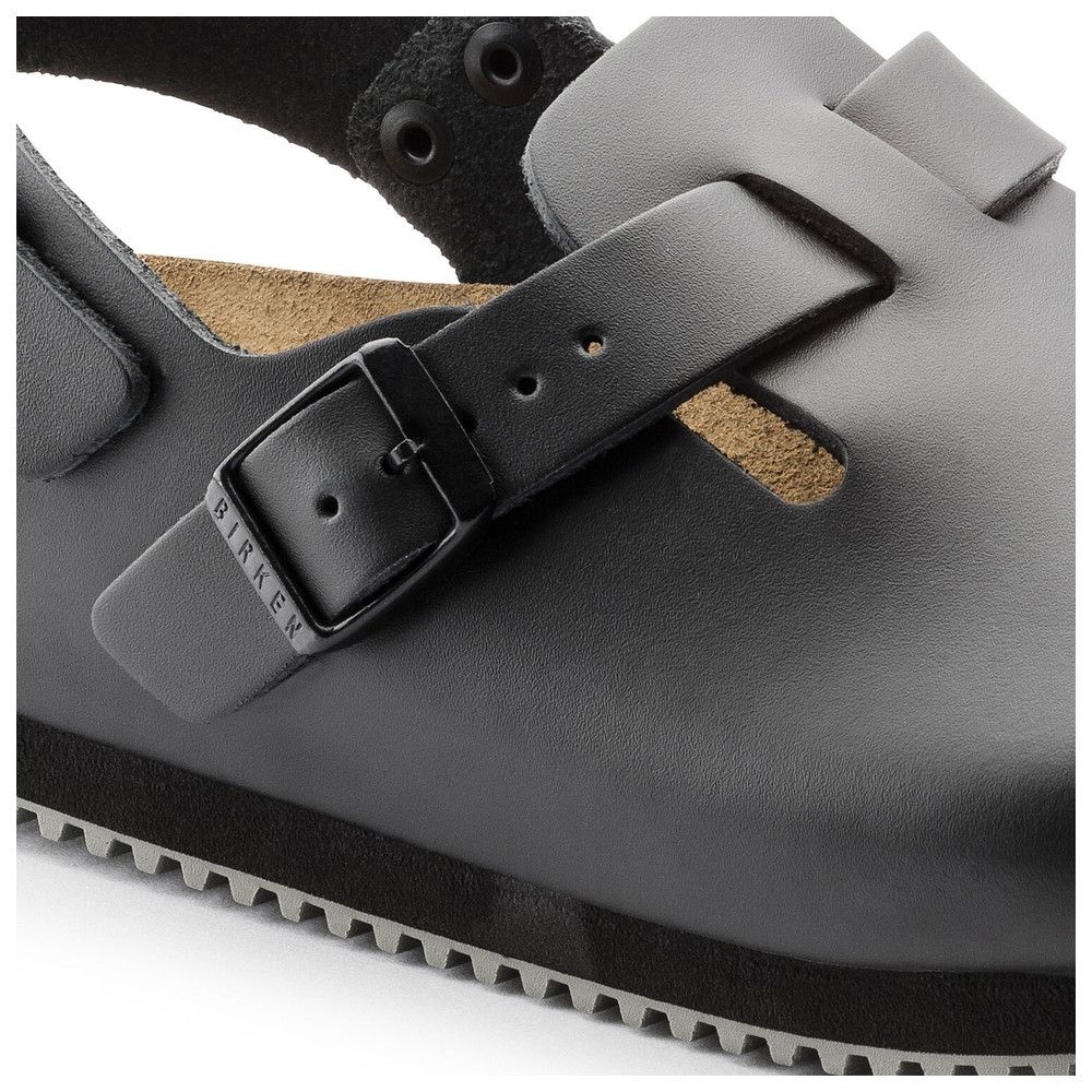 Detailaufnahme einer schwarzen Schnalle mit BIRKEN Schriftzug.