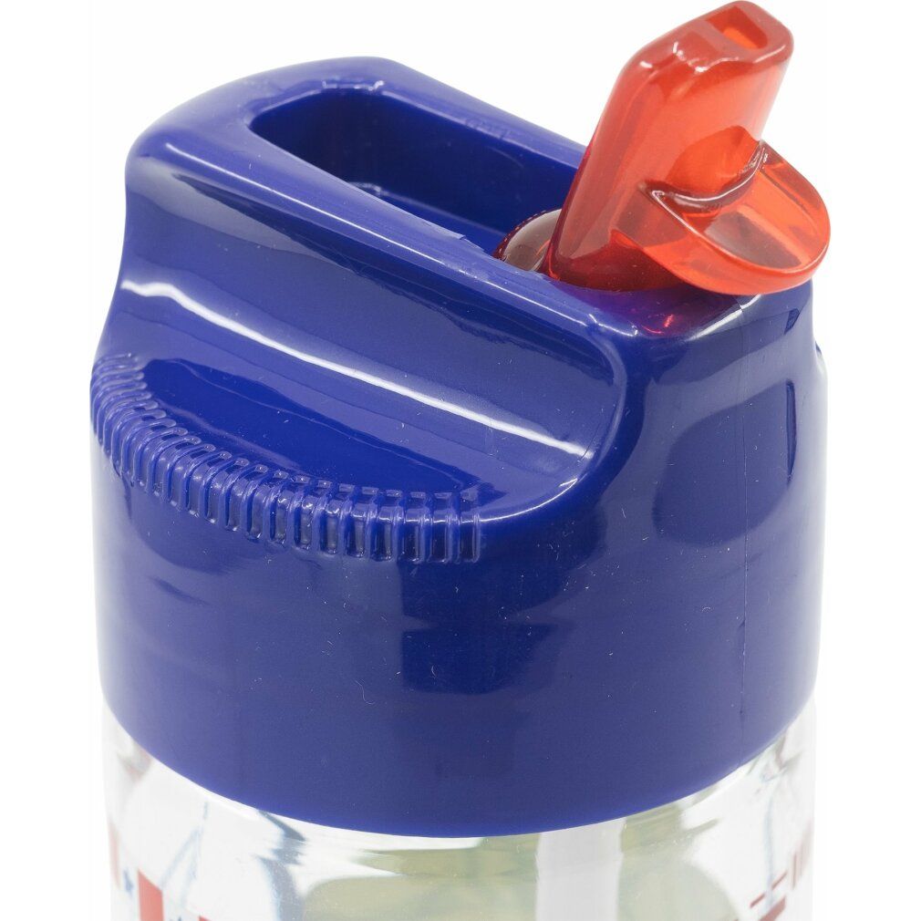 Nahaufnahme des blauen Deckels einer Trinkflasche. Roter Schnappverschluss ist geöffnet.