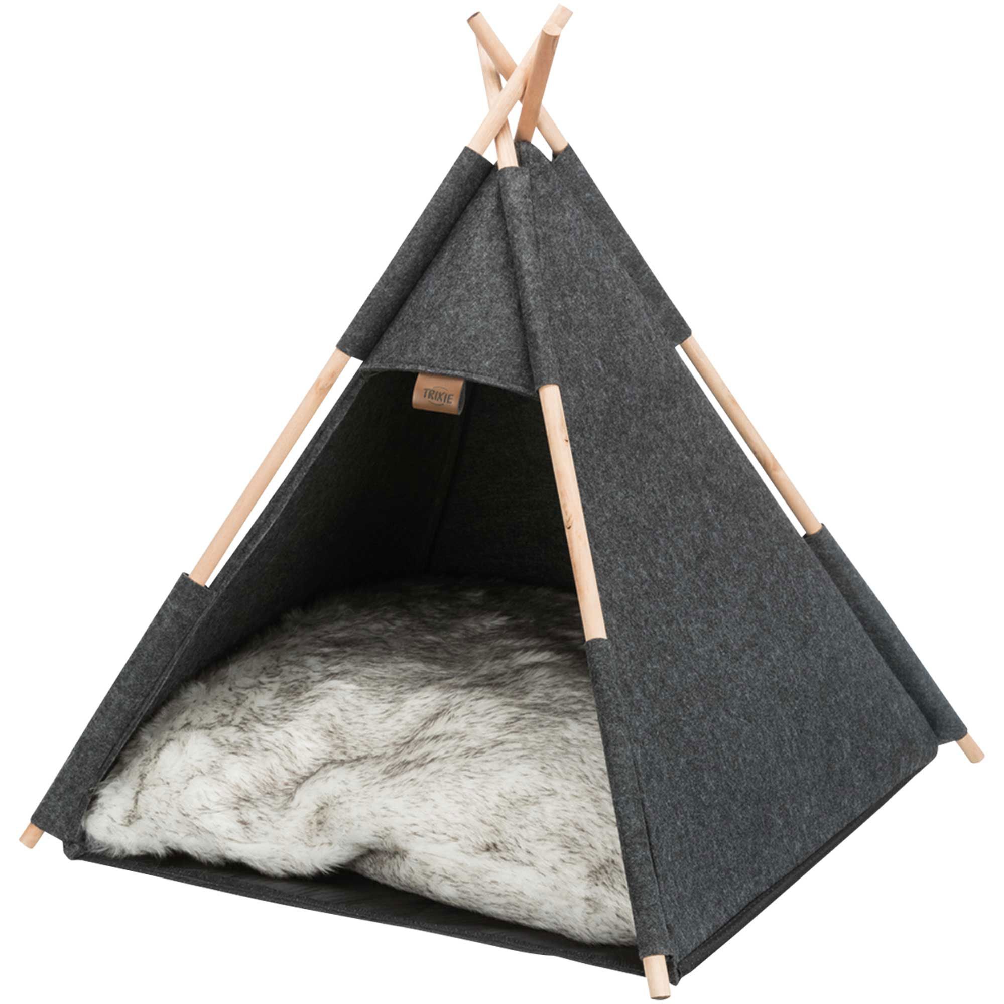 Graues Hunde-Tipi mit Holzstäben und Fellkissen. Das Zelt hat eine dreieckige Form.