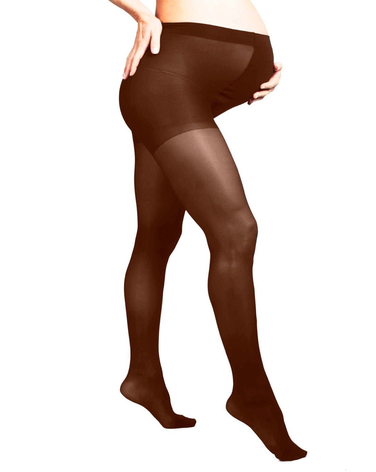 Braune Schwangerschaftsstrumpfhose, 40 Den, am Körper einer Person. Blick von der Seite, die Hände stützen den Bauch.