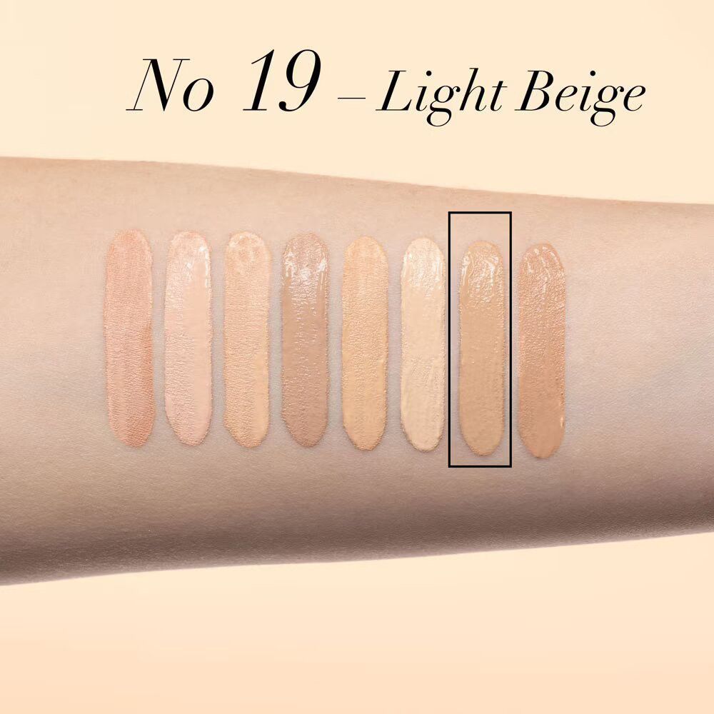 Arm mit Farbmustern. Nummer 19 Light Beige ist markiert. Verschiedene Hauttöne in Streifen.