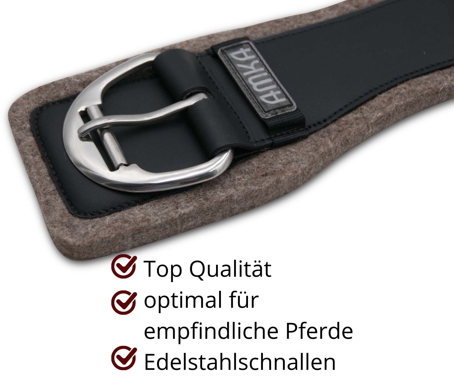 Nahaufnahme des Sattelgurts. Schwarzes Leder mit AMKA-Logo. Edelstahl-Schnalle. Text: Top Qualität, optimal für empfindliche Pferde.