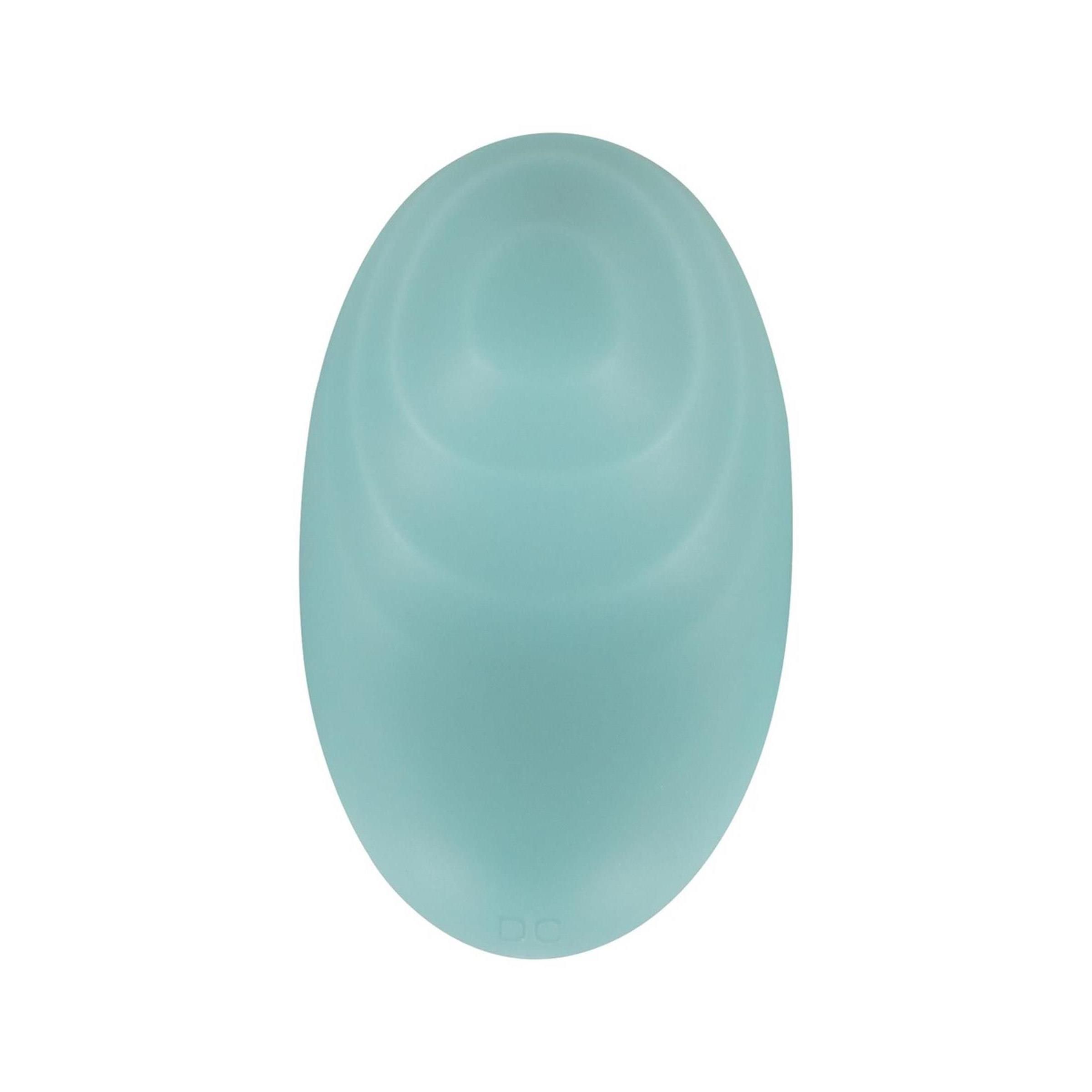 Hellblaues, ovales Vibrationsgerät. Geriffelte Oberfläche. DC-Anschluss. Form erinnert an eine Muschel.