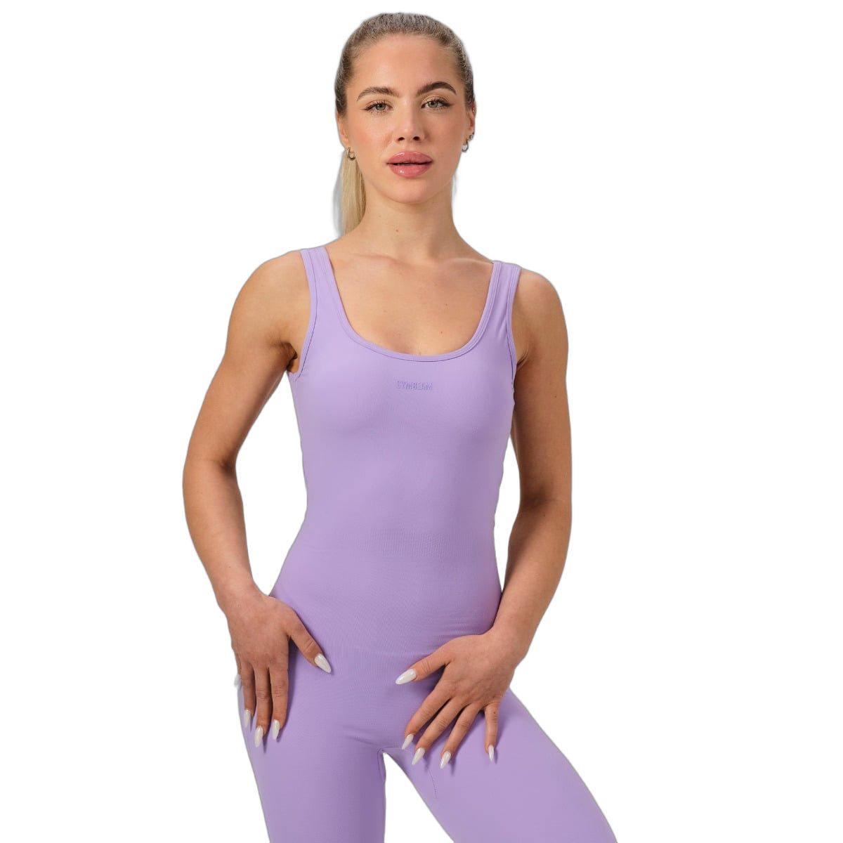 Vorderansicht eines lilafarbenen, ärmellosen Jumpsuits mit rundem Ausschnitt.