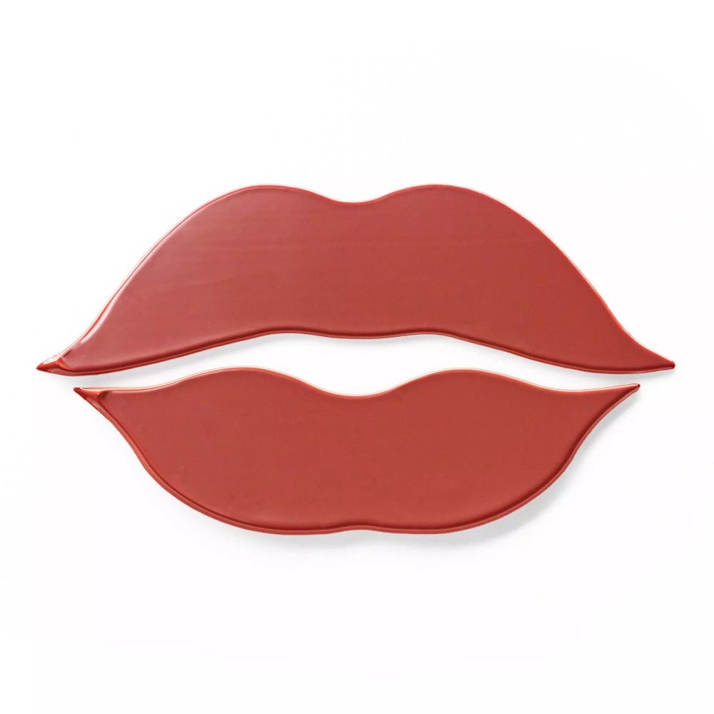 Zwei rote Lippen-Formen auf weißem Hintergrund. Die Formen sind glänzend und detailreich.