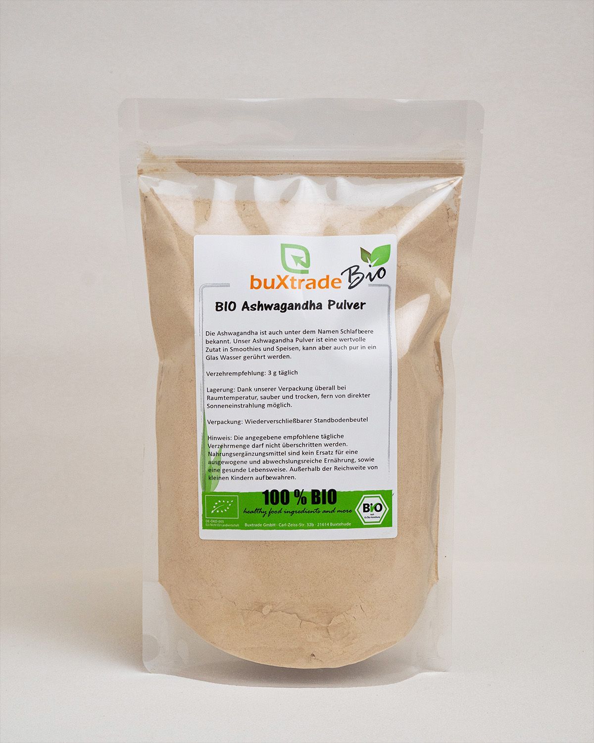 Beutel mit 'buXtrade Bio Ashwagandha Pulver'. Transparente Verpackung. Bio-Siegel. Text auf Etikett.