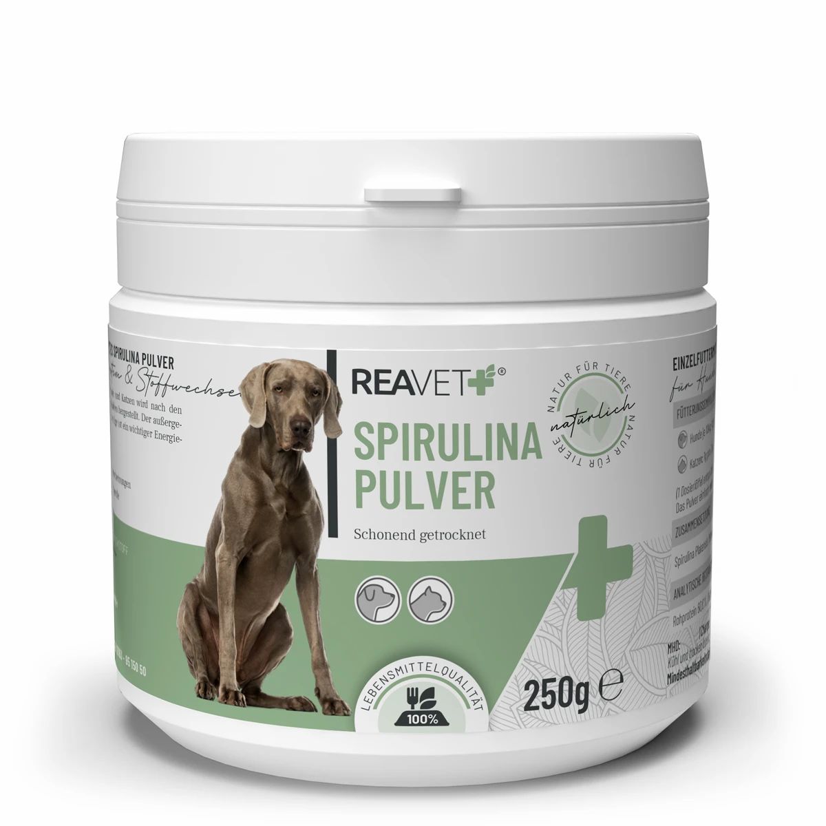 Weißer Behälter mit Produktinformationen. Ein Hund ist abgebildet. Text: ReaVET Spirulina Pulver.