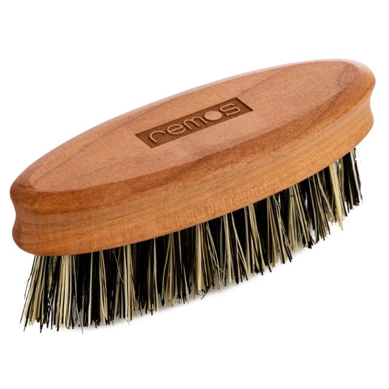 Bartbürste aus Holz mit Naturfaserborsten. Der Griff ist oval, mit dem Markennamen "remos" eingeprägt.