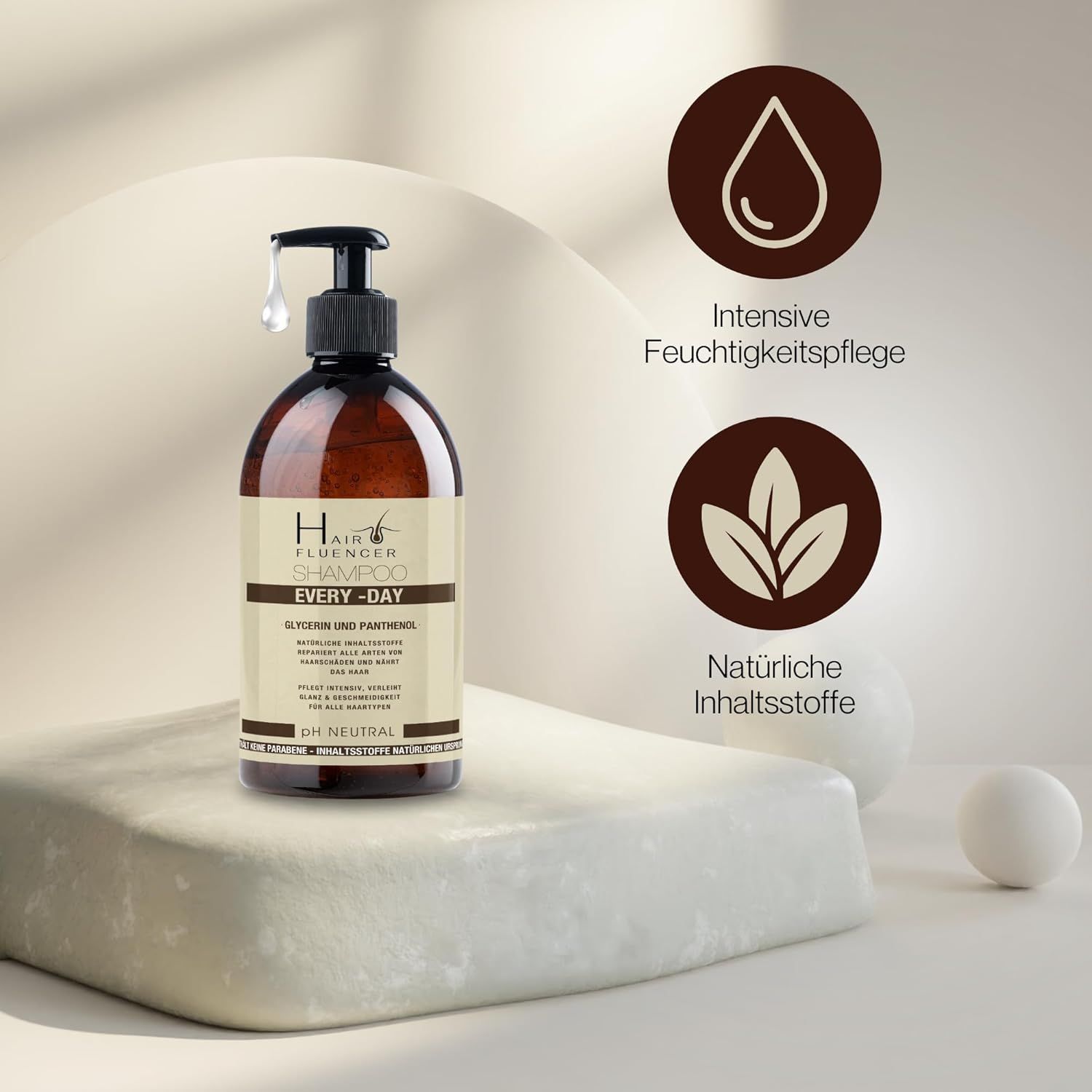 Braune Shampoo-Flasche mit schwarzem Pumpkopf. Aufschrift: Hairfluencer Every-Day Shampoo. Auf weißem Podest. Zusätzliche Icons.