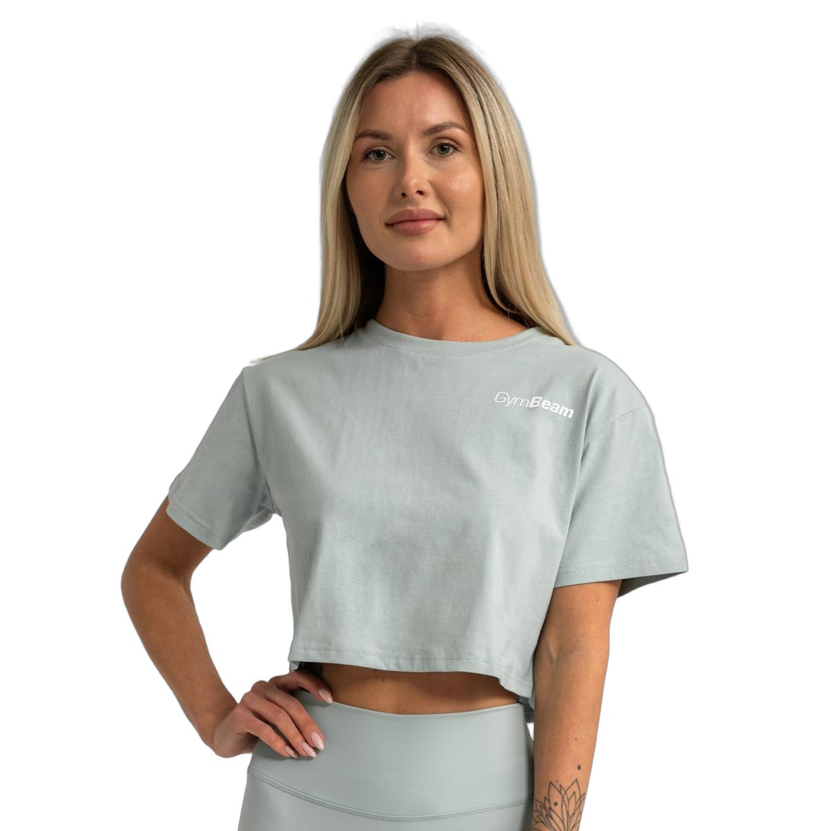 Frau in einem hellgrünen, kurz geschnittenen Damen-T-Shirt mit Rundhalsausschnitt.