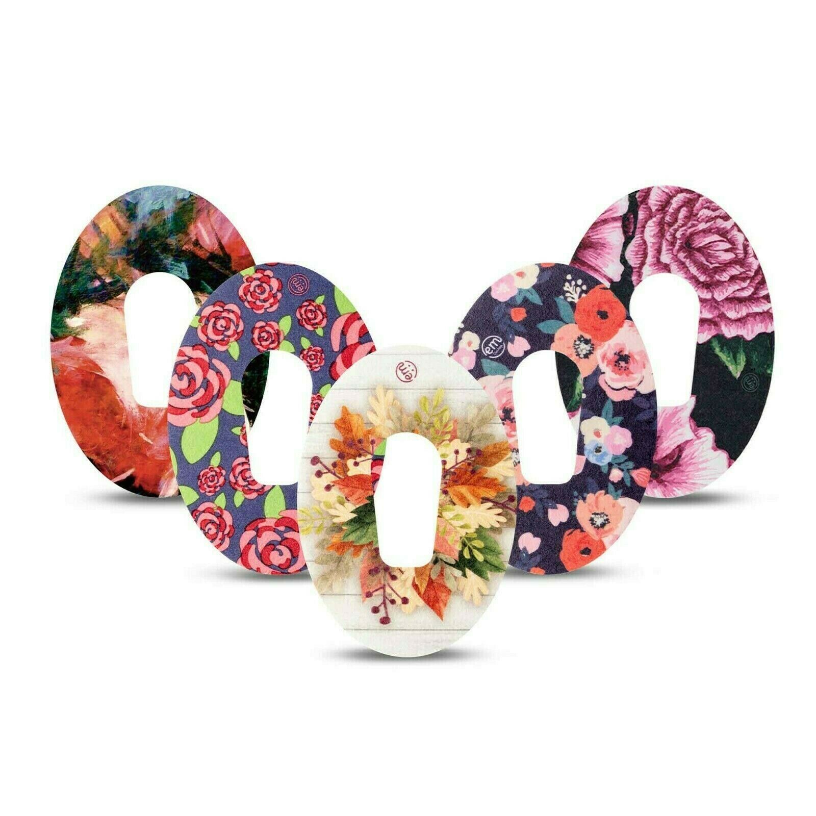 Fünf ovale Pflaster mit floralen Mustern. Unterschiedliche Designs: Rosen, Herbstlaub, abstrakte Kunst. Weißer Hintergrund.