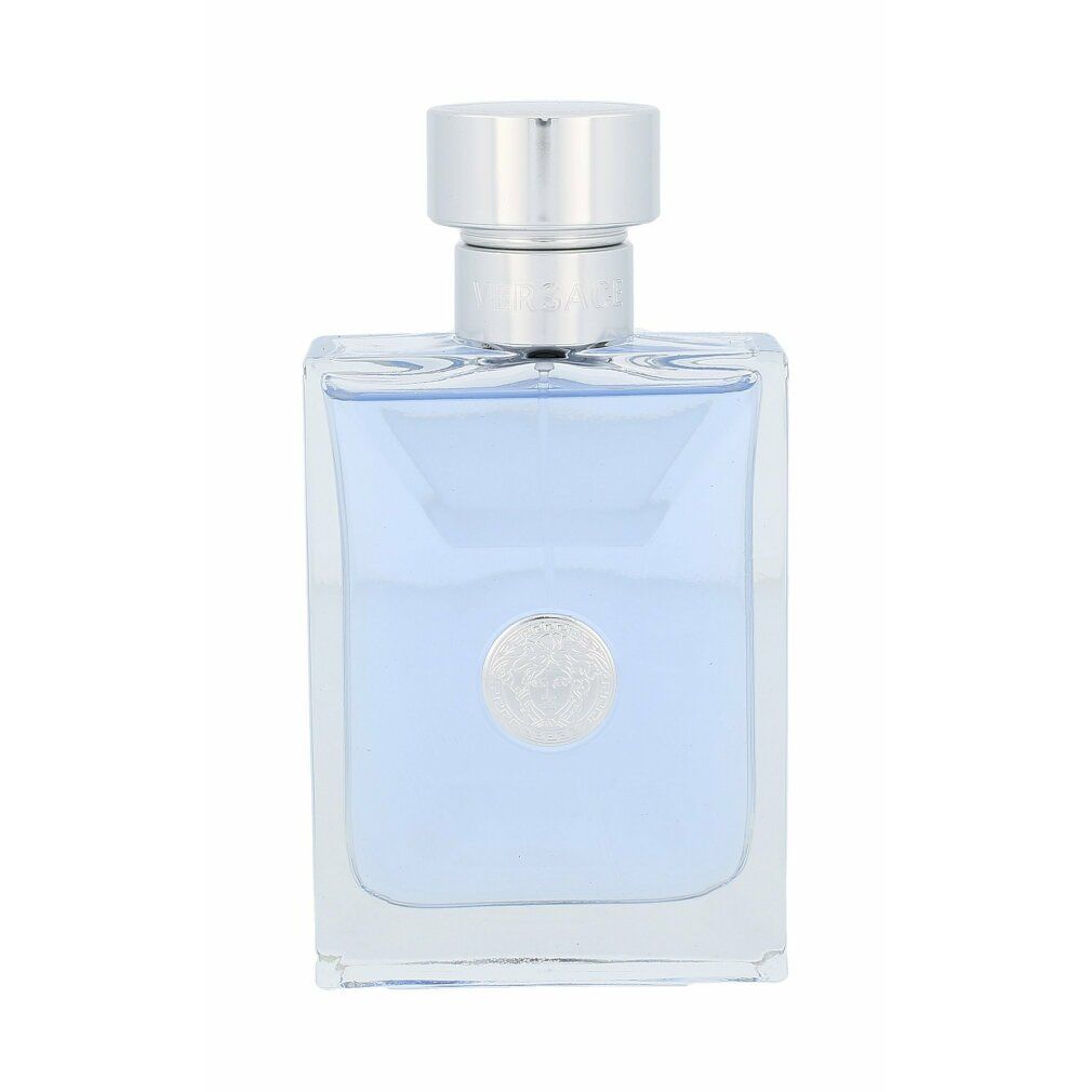Versace Pour Homme Deo Spray. Rechteckige, transparente Flasche mit silbernem Verschluss und Medusa-Logo. Hellblaue Flüssigkeit sichtbar.