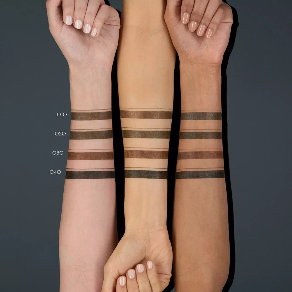 Arme mit Farbmustern des Augenbrauenstifts. Verschiedene Hauttöne. Farbnummern: 010, 020, 030, 040.