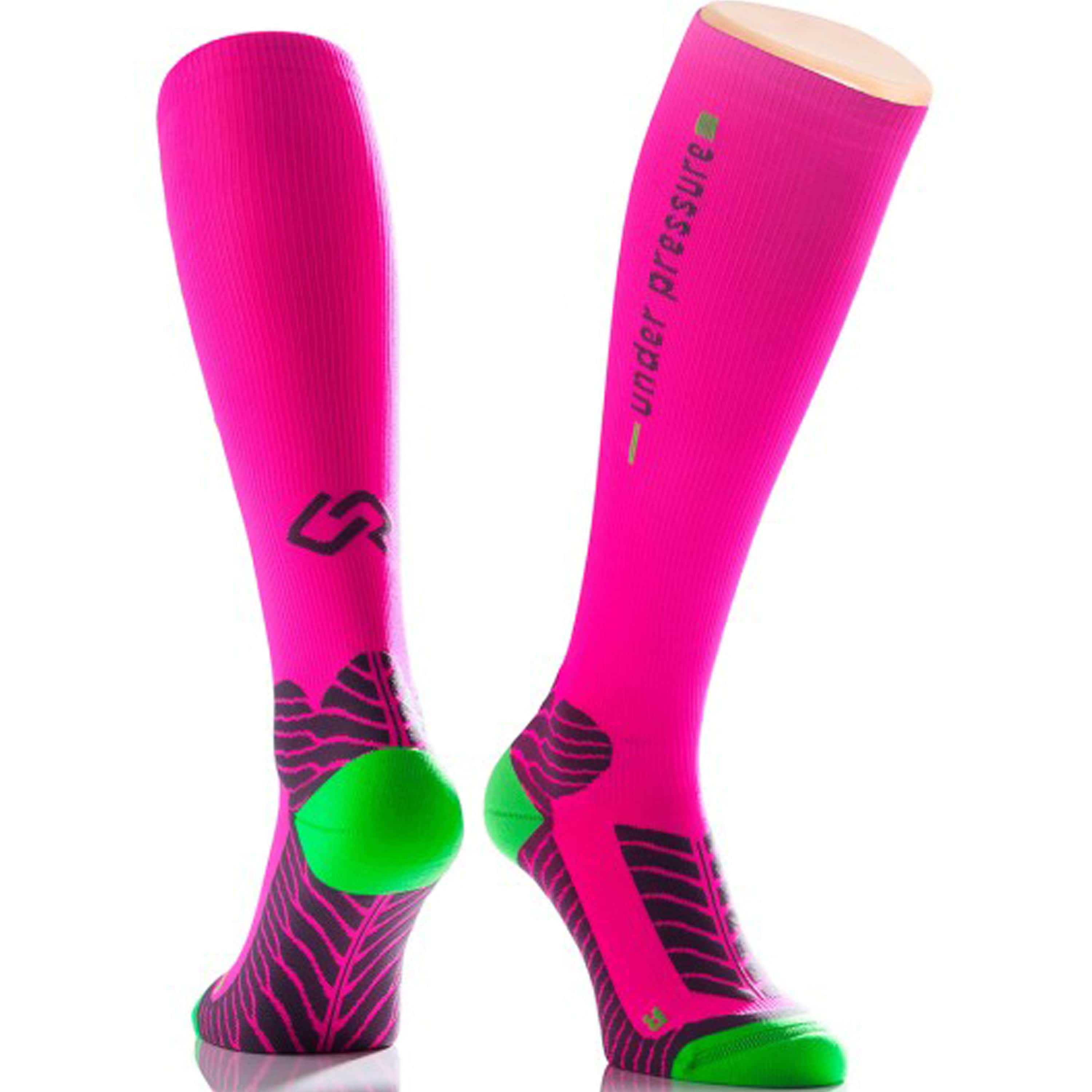 Kompressionsstrümpfe in Pink mit grünen Akzenten. Logo und Schriftzug "under pressure" sichtbar. Für Sportaktivitäten.