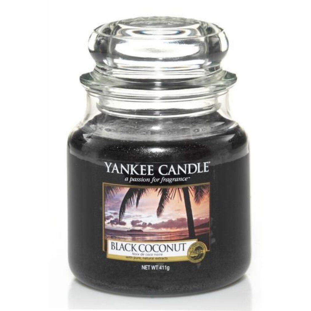 Yankee Candle Duftkerze Black Coconut im Glas mit Deckel. Aufkleber mit Palmenmotiv und Aufschrift Black Coconut.