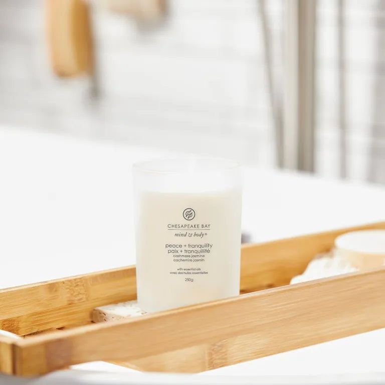 Chesapeake Bay Kerze, mind & body, peace + tranquility. Auf Holztablett im Badezimmer. Mit Schriftzug.