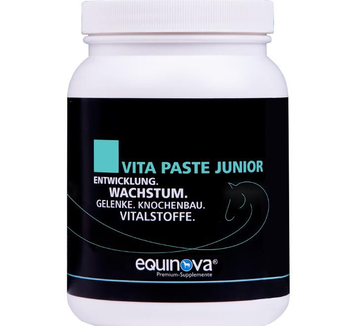 Weiße Dose mit schwarzem Etikett. Aufschrift: Vita Paste Junior, equinova. Türkisfarbener Akzent.