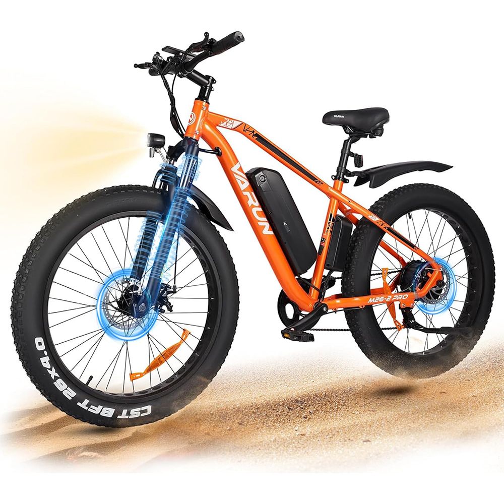 Orange E-Mountainbike mit schwarzen Reifen. VARUN-Logo am Rahmen. Scheibenbremsen, Frontscheinwerfer und Schutzbleche.