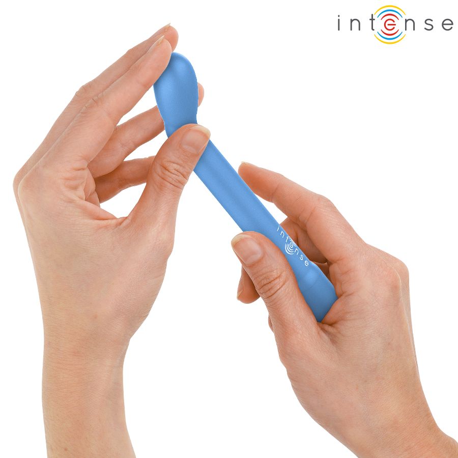Hände halten einen blauen G-Punkt-Stimulator.