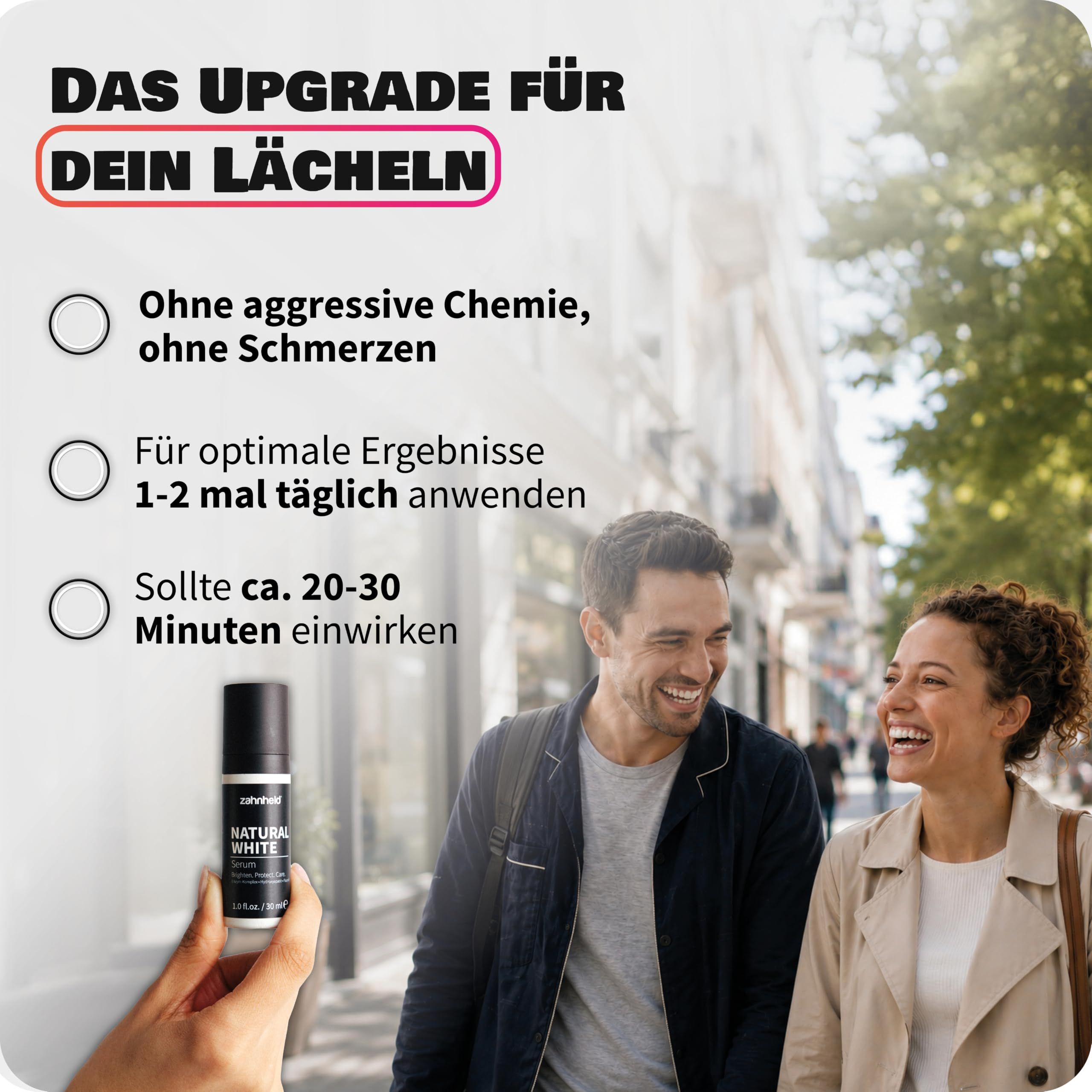 Paar lacht, hält Zahnheld Natural White Serum Flasche.