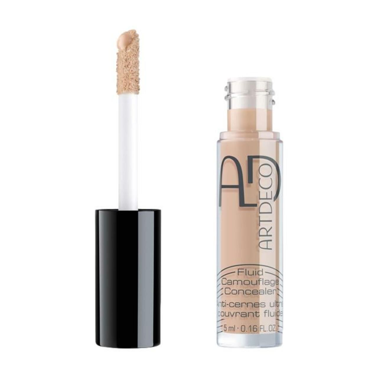 Artdeco Fluid Camouflage Concealer mit Applikator. Flasche geöffnet, Applikator mit Produkt. Produktname und Logo sichtbar.