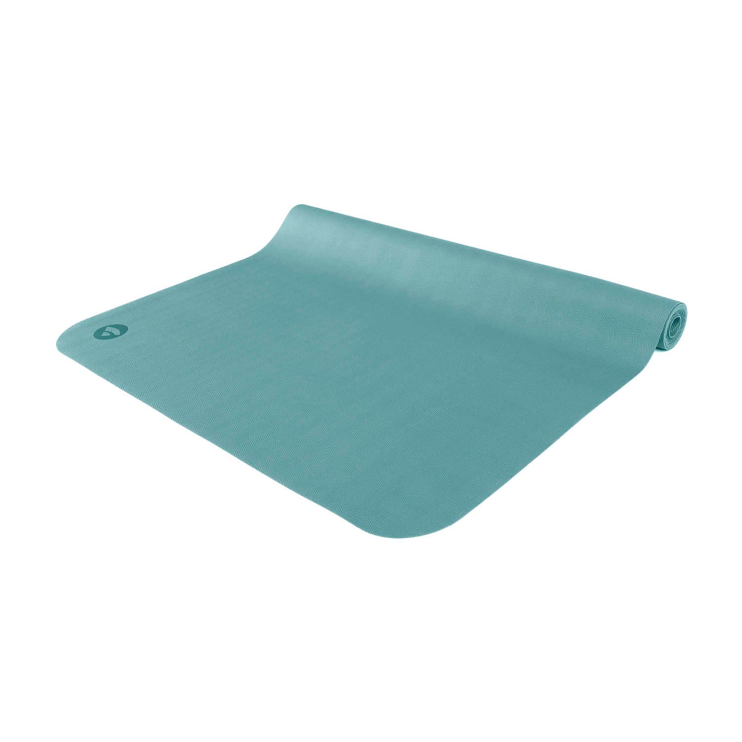 Türkisfarbene Yogamatte, teilweise gerollt. Logo in der Ecke. Naturkautschuk. Rechteckige Form mit abgerundeten Ecken.