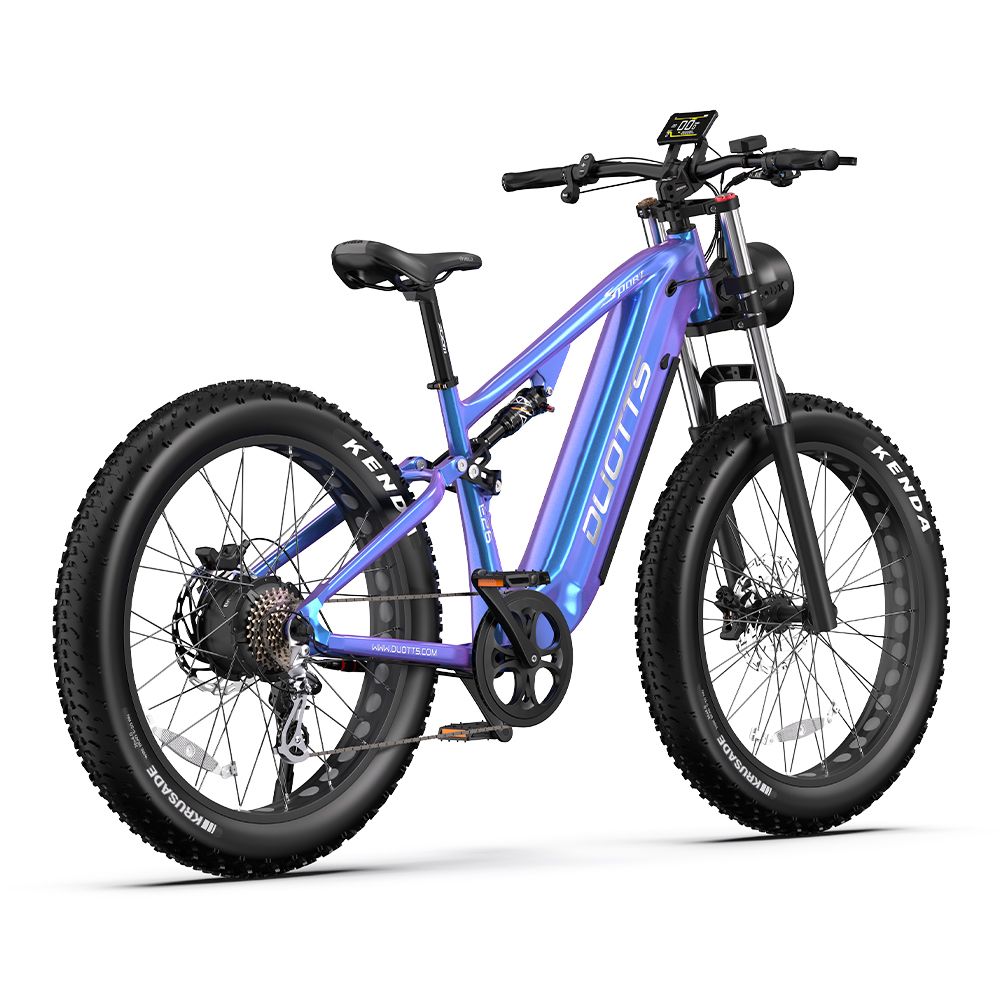 E-Mountainbike DUOTTS E26, blau-violett. Schwarze Reifen, DUOTTS-Logo. Scheinwerfer, Federung, Sattel. Kenda-Reifen.