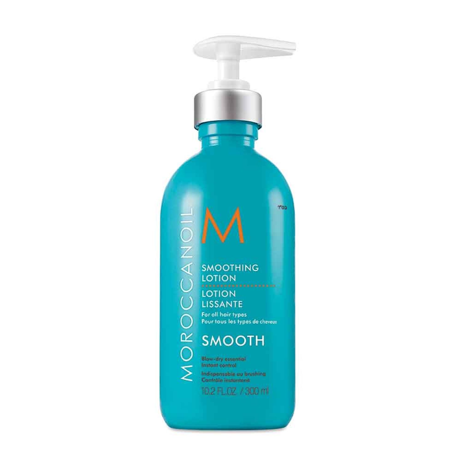 Türkisblaue Flasche mit Pumpe. Aufschrift: Moroccanoil, Smoothing Lotion, Smooth. Orangefarbenes M-Logo.