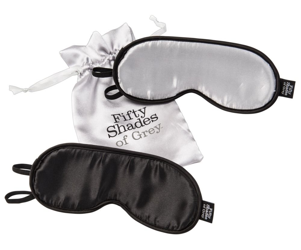 Zwei Augenmasken, schwarz und silber, mit Beutel. Fifty Shades of Grey-Logo.