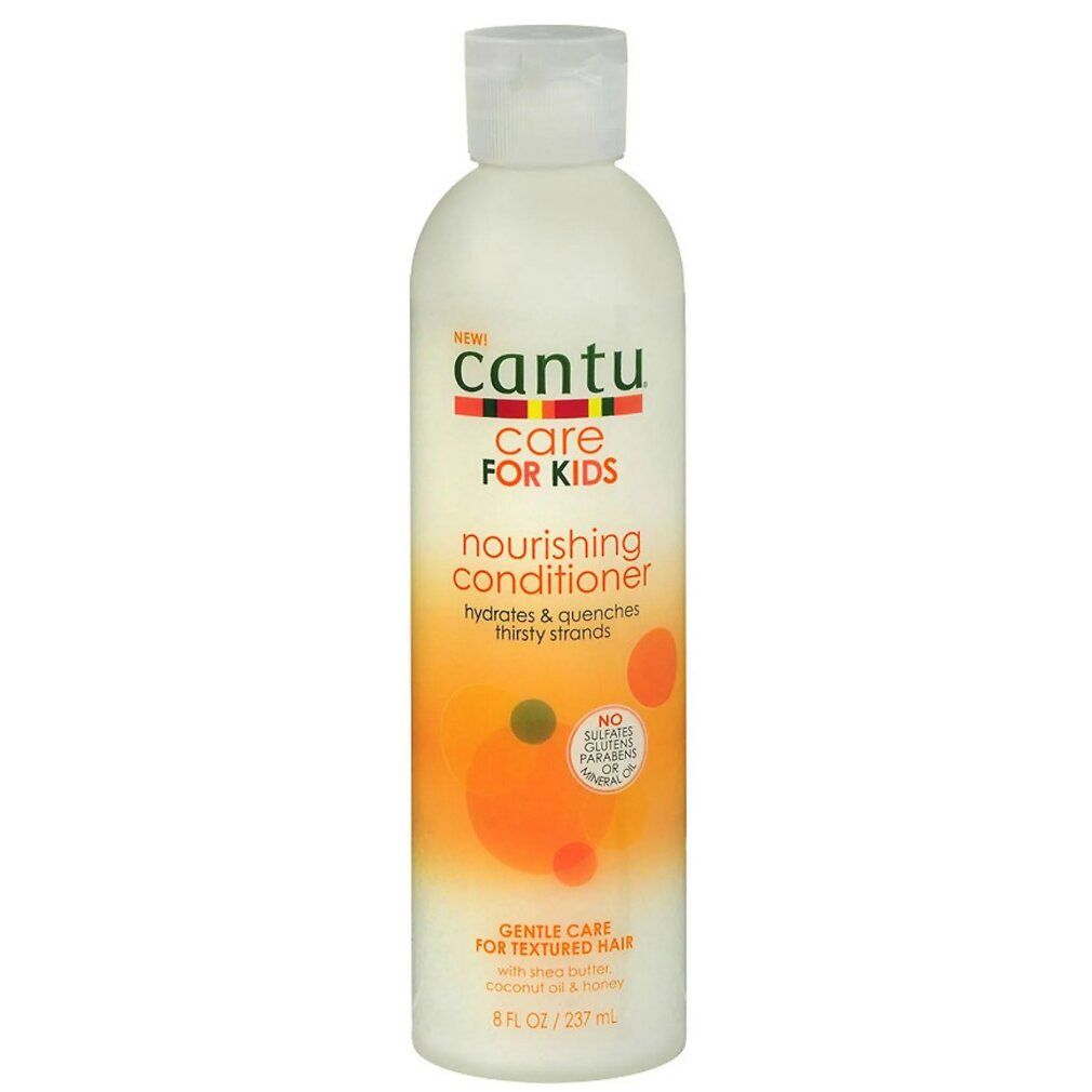 Weiße Flasche Cantu Care For Kids Conditioner. Etikett mit orangefarbenen und gelben Kreisen. Text: Nourishing Conditioner.