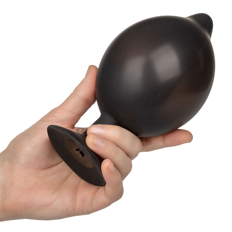 Schwarzer, aufblasbarer Silikon-Plug in einer Hand gehalten. Die Basis ist sichtbar.