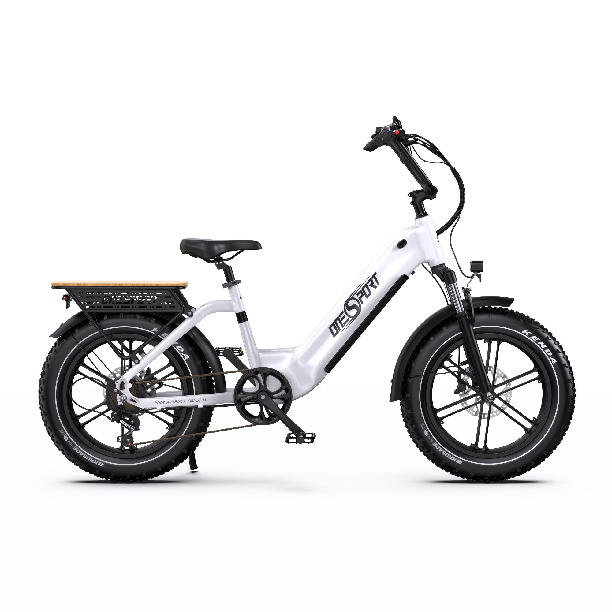 Weißes E-Bike mit schwarzen Reifen und Gepäckträger. Marke: Onesport. Kenda-Reifen. Schwarzer Lenker und Sattel.