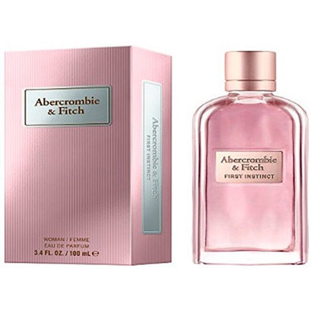 Rosa Flakon und Verpackung. Aufschrift: Abercrombie & Fitch, First Instinct, Woman/Femme, Eau de Parfum. Flakon mit rosafarbenem Verschluss.