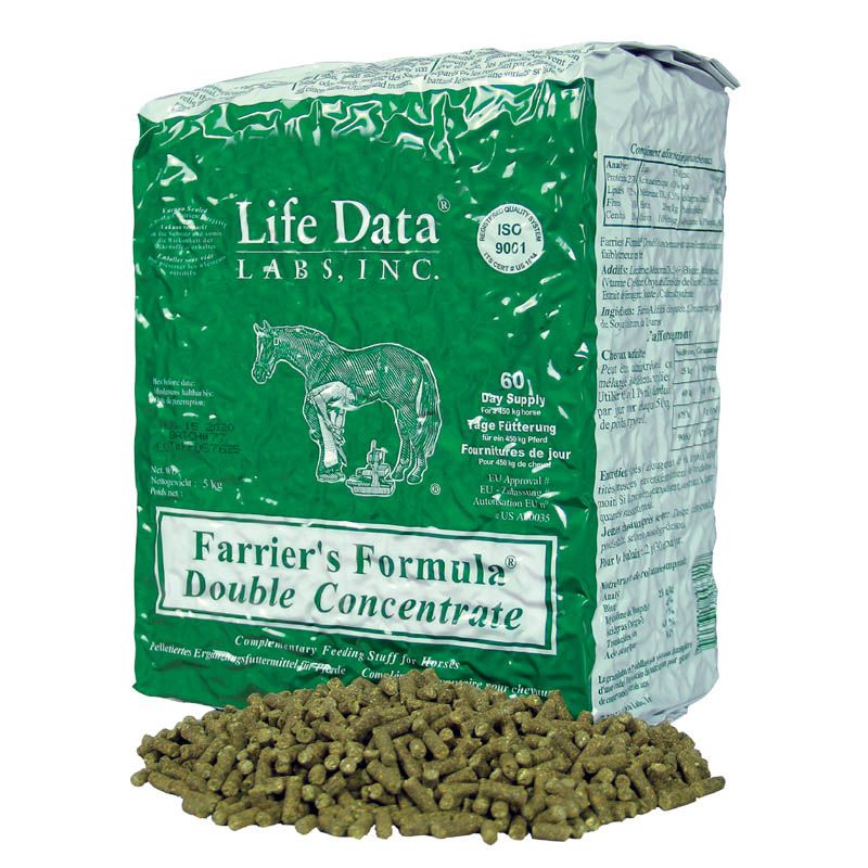 Grüne Verpackung mit Produktnamen Farrier's Formula Double Concentrate. ISO 9001-Zertifizierung. Pellets liegen davor.
