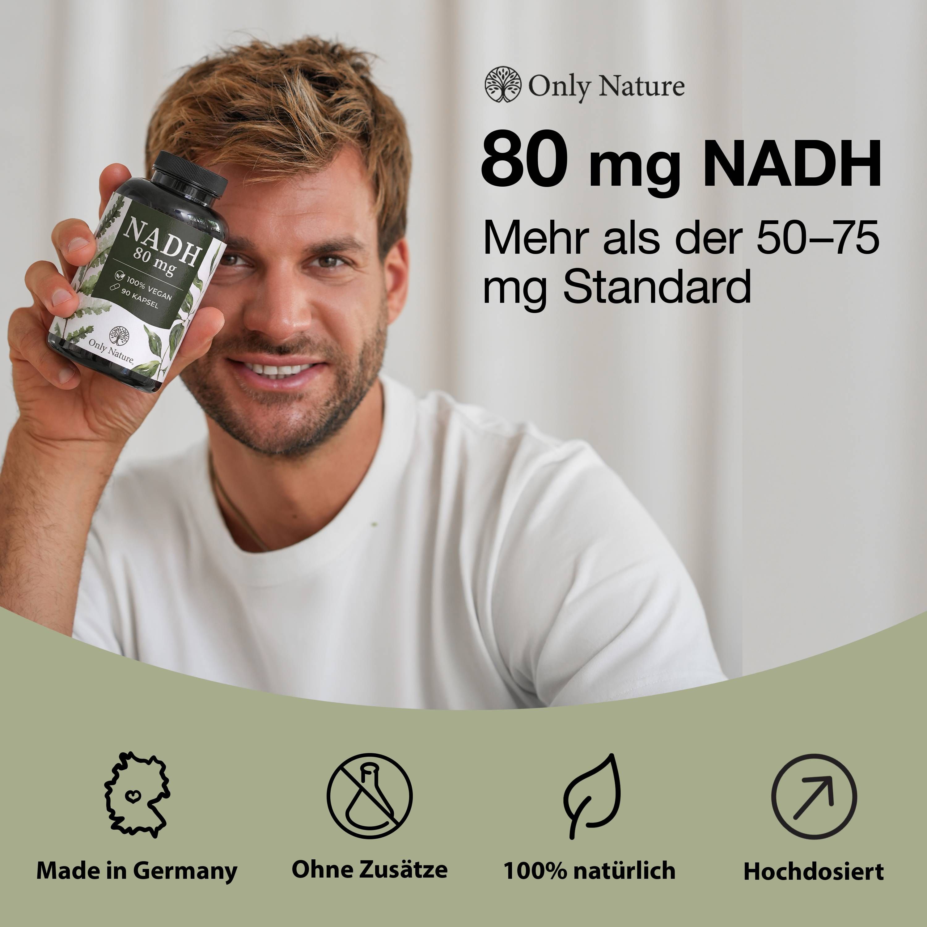 Mann hält eine Flasche Only Nature NADH Kapseln (80 mg) hoch. "Mehr als der 50-75 mg Standard".