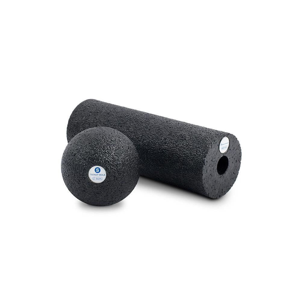 Schwarze Faszienrolle und -ball. Die Rolle ist zylindrisch, der Ball rund. Beide haben eine strukturierte Oberfläche. Aufkleber sind sichtbar.