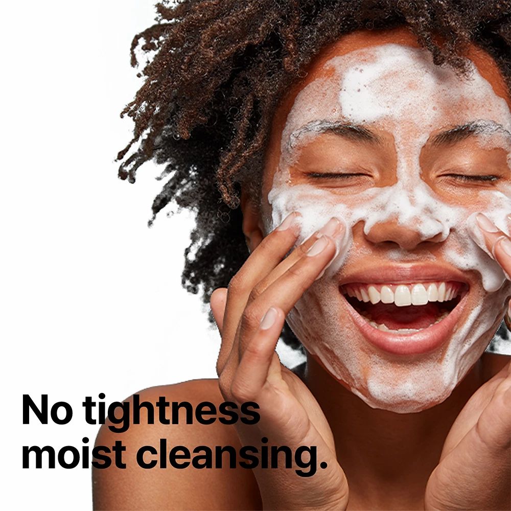 Frau mit geschlossenen Augen und Gesicht mit Schaum bedeckt. Text: No tightness moist cleansing.