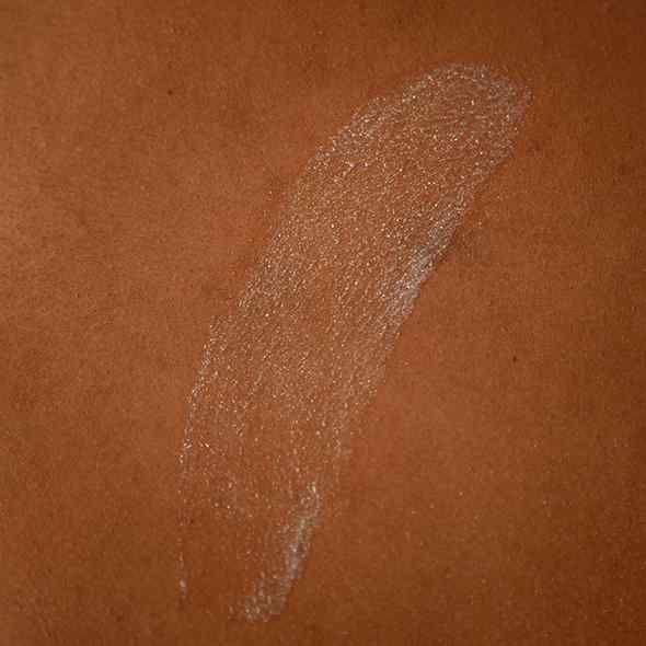 Haut mit aufgetragenem Schimmeröl. Glänzende Spur auf der Haut.