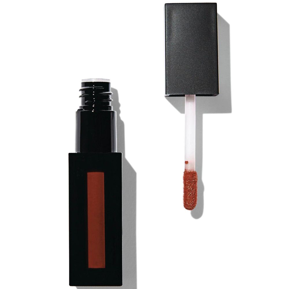 Geöffnete Lipgloss-Tube mit Applikator. Schwarze Tube mit dunkelrotem Inhalt. Deckel daneben.