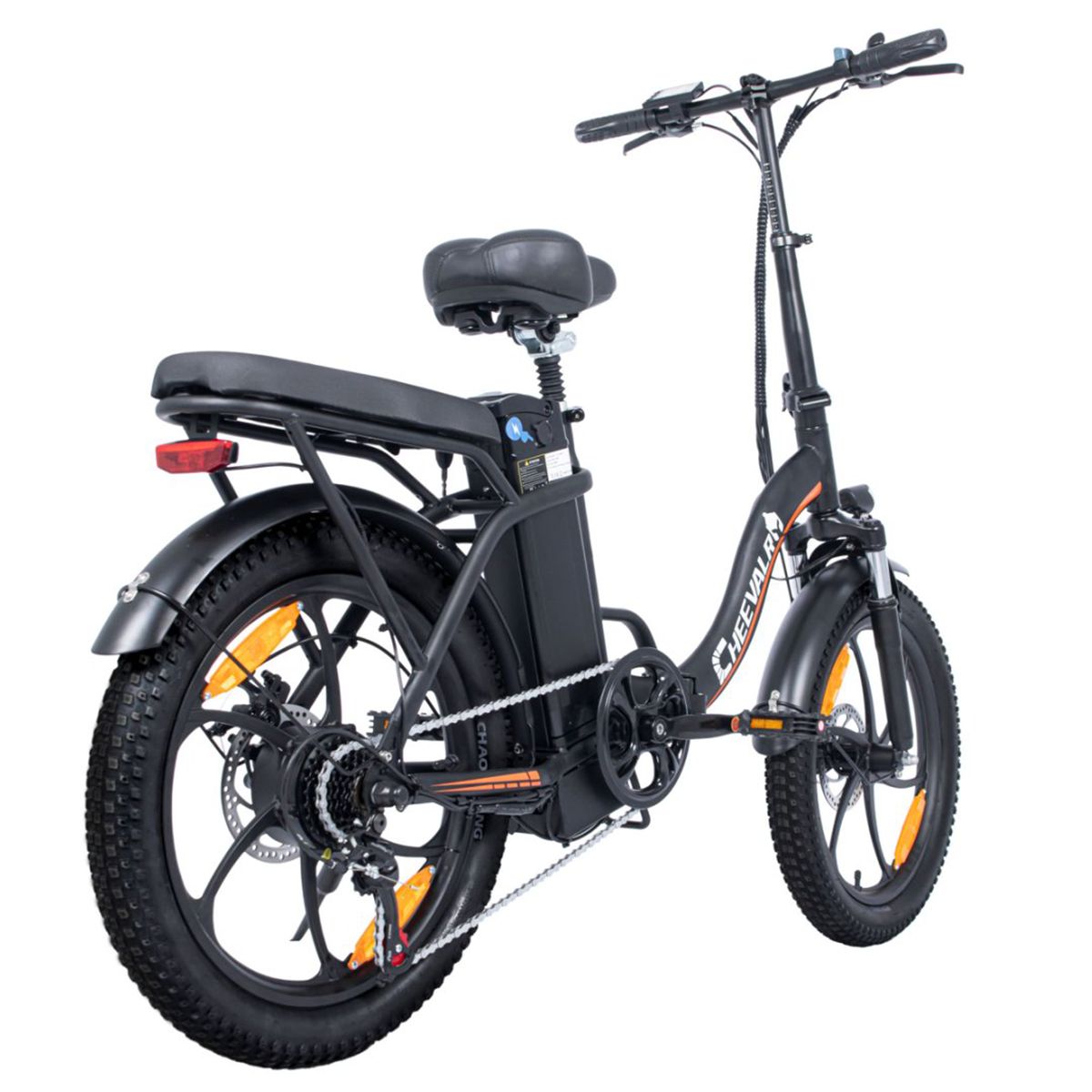 Schwarzes Elektrofahrrad mit Gepäckträger und Rücklicht. Reifen, Sattel und Details sichtbar.