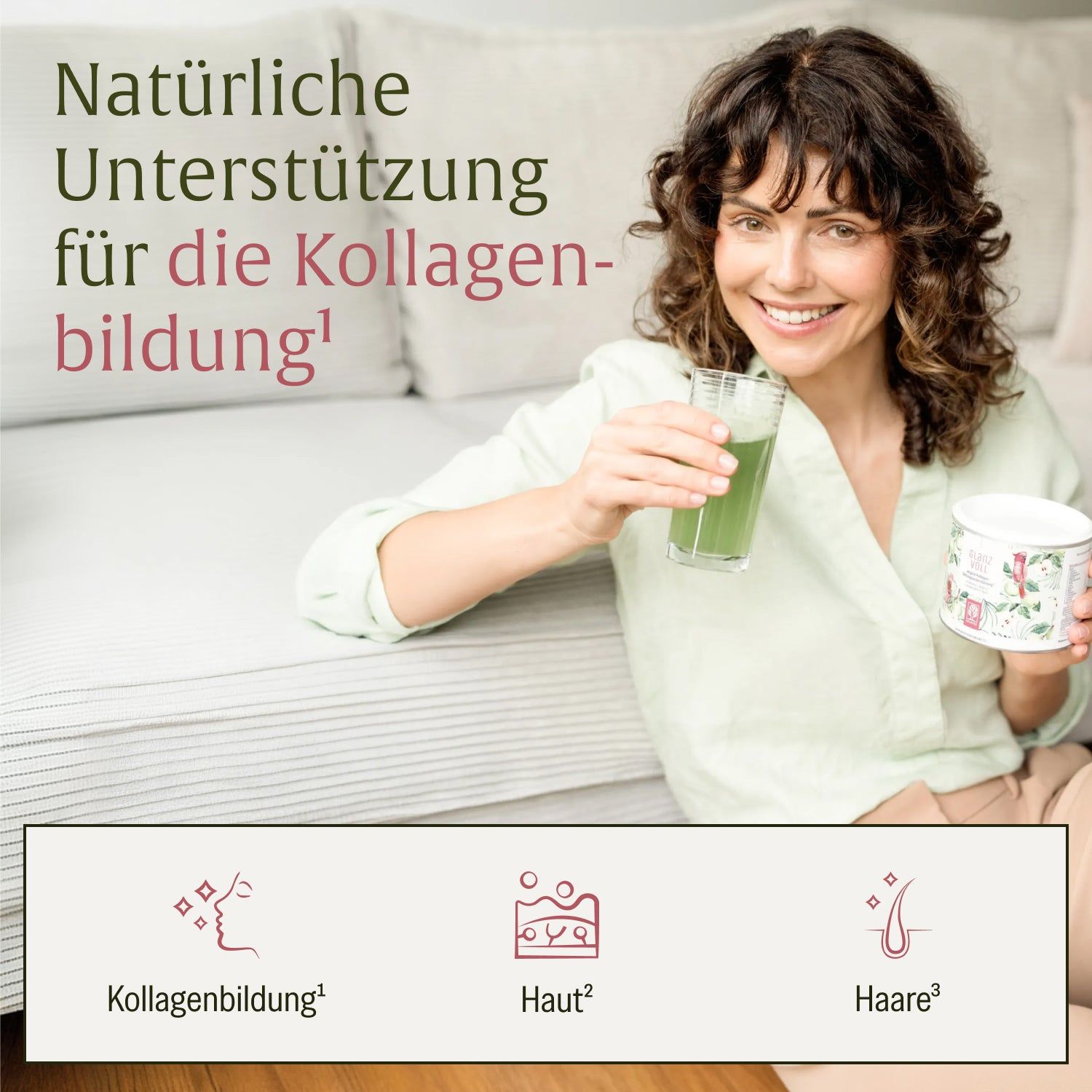 Frau trinkt ein grünes Getränk neben einer Dose Kollagenpulver.