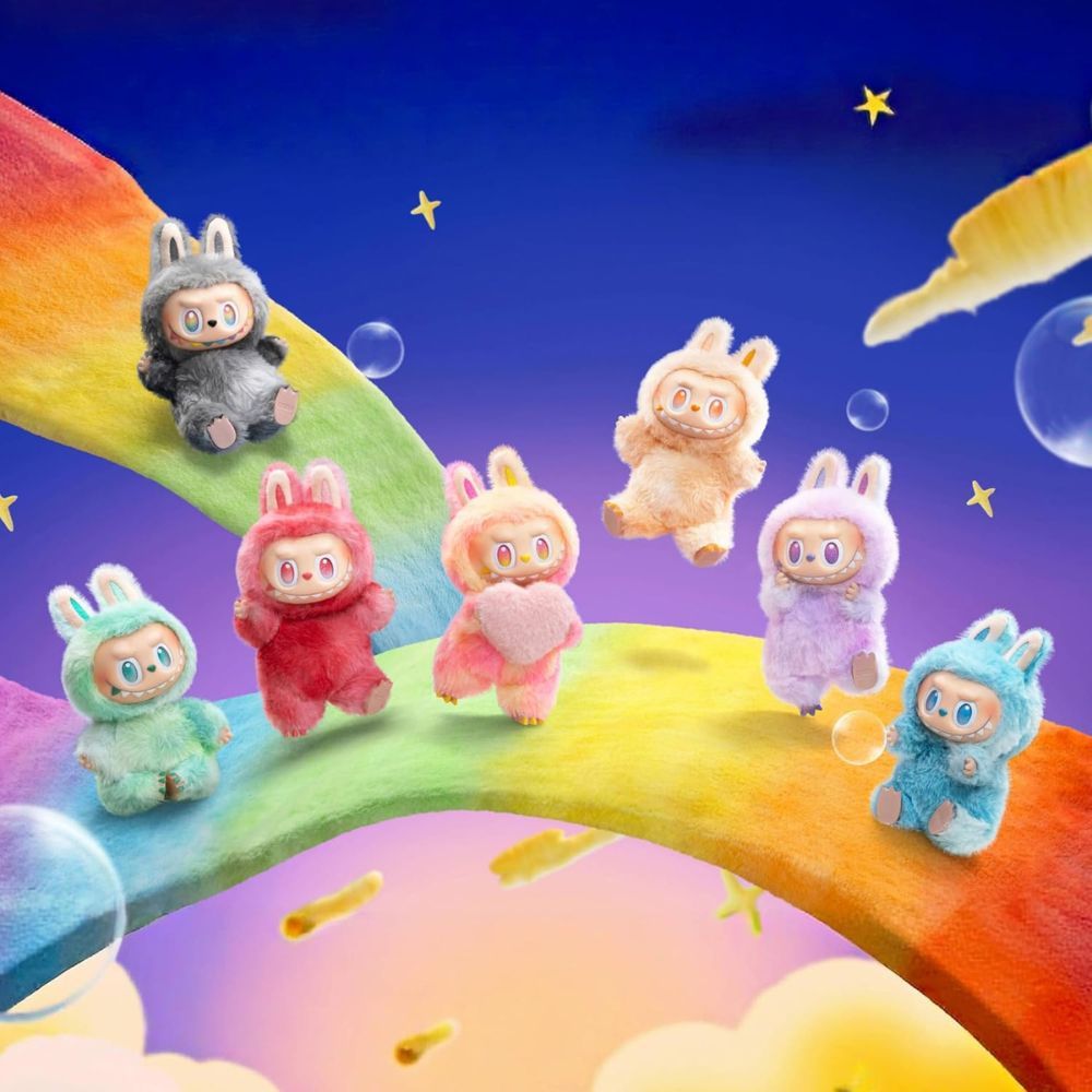Mehrere Figuren auf einem Regenbogen. Verschiedene Farben. Flauschiges Material.