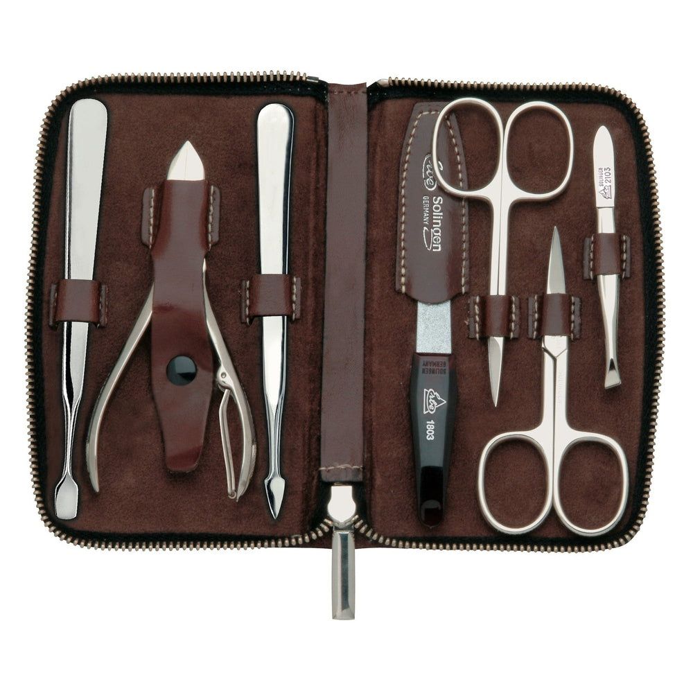 Hochwertiges Maniküre-Etui aus braunem Leder mit 7 polierten Edelstahl-Instrumenten für die Nagelpflege.