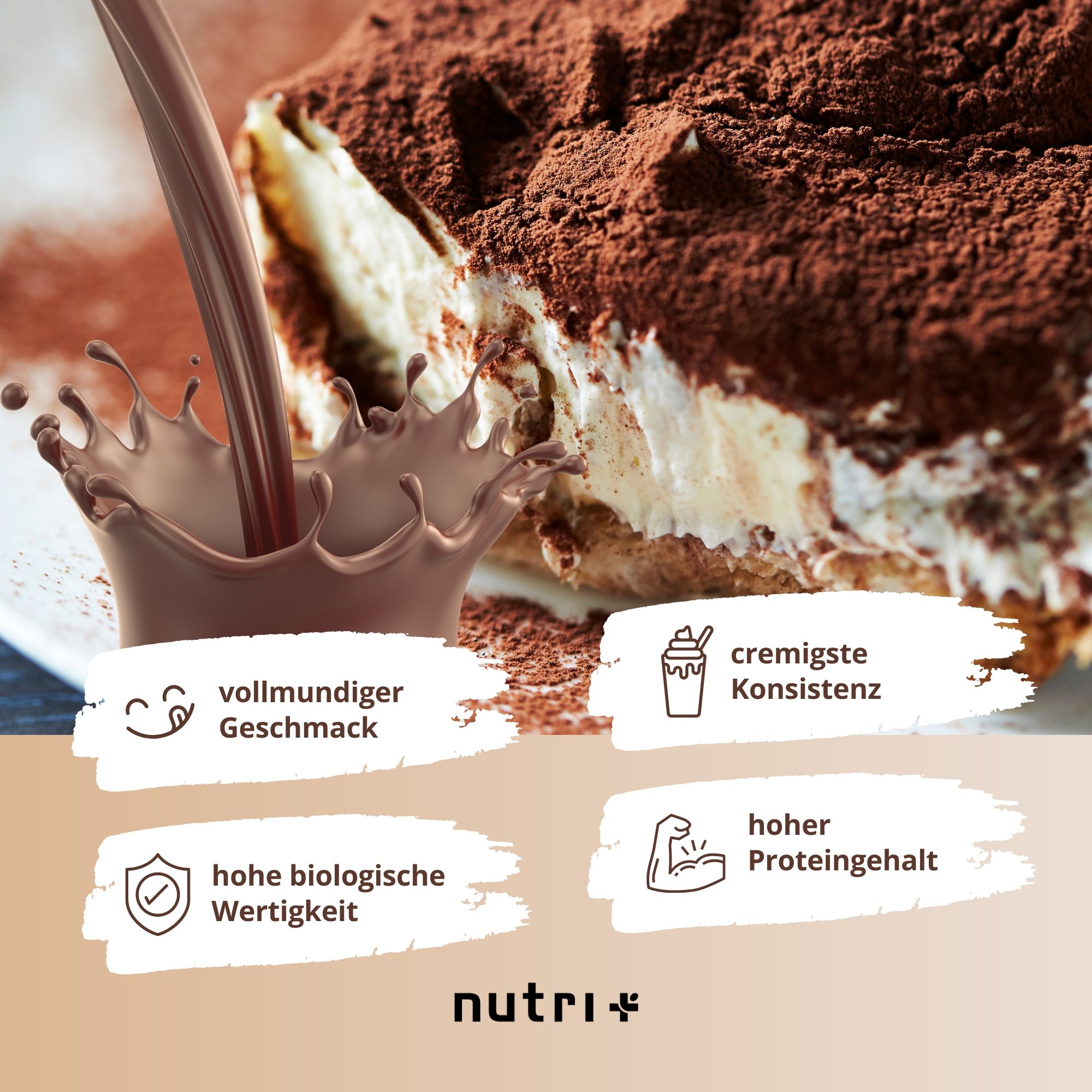 Nahaufnahme eines Tiramisu-Desserts mit Schokoladensoße. Text: vollmundiger Geschmack, cremige Konsistenz, hoher Proteingehalt.