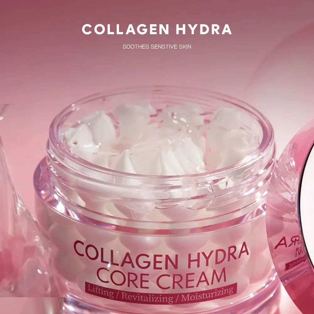 Offener Cremetiegel mit rosa Deckel. Aufschrift: Collagen Hydra Core Creme. Text: Lifting / Revitalizing / Moisturizing.